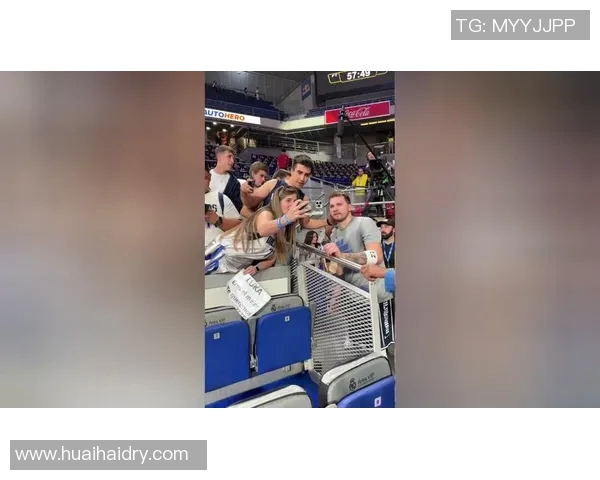 与足球明星亲密合影的精彩瞬间记录你的足球梦想与热情