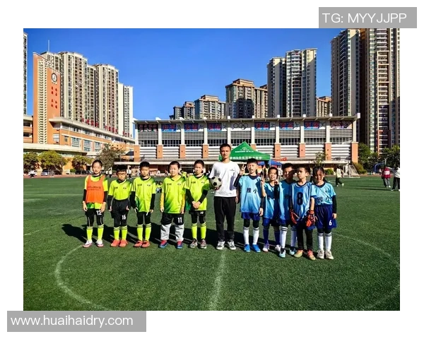 李华在绿茵场上的奋斗与成长：从踢足球的小子到校园明星的励志故事